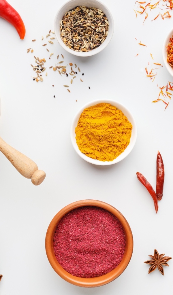 Ароматные пряные специи на белом фоне