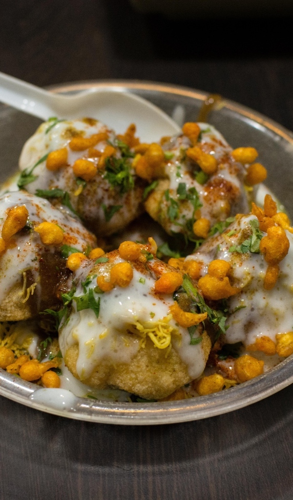 Азиатская еда в миске на столе 