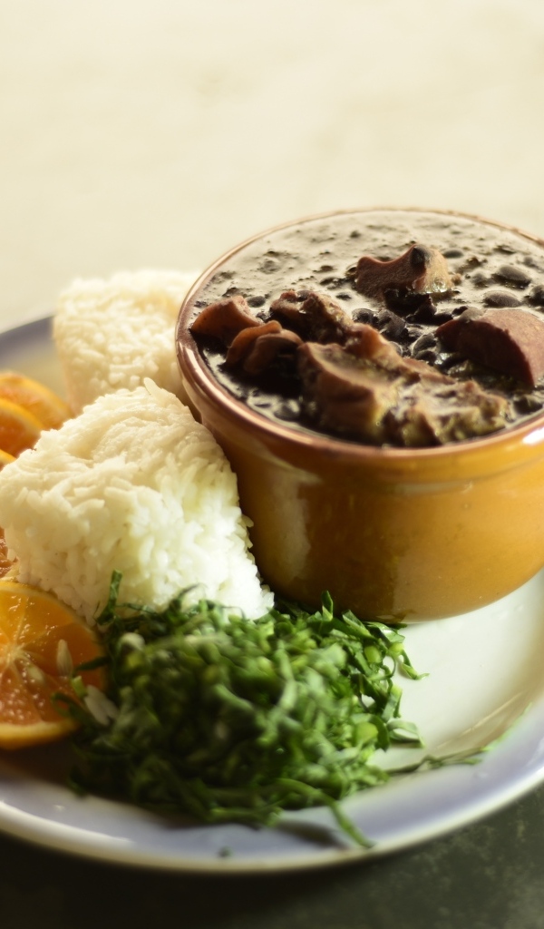 Азиатская еда на тарелке 