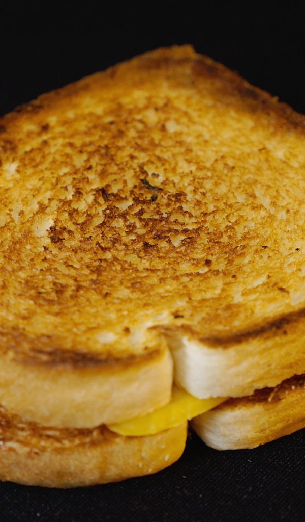 Запеченный хлеб с кусочками сыра