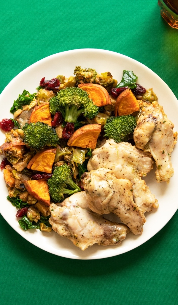 Запеченные овощи с курицей на зеленом столе