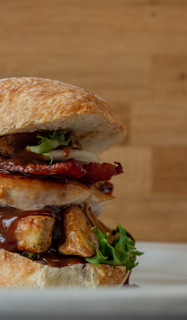 Большой сочный гамбургер с куриной грудкой