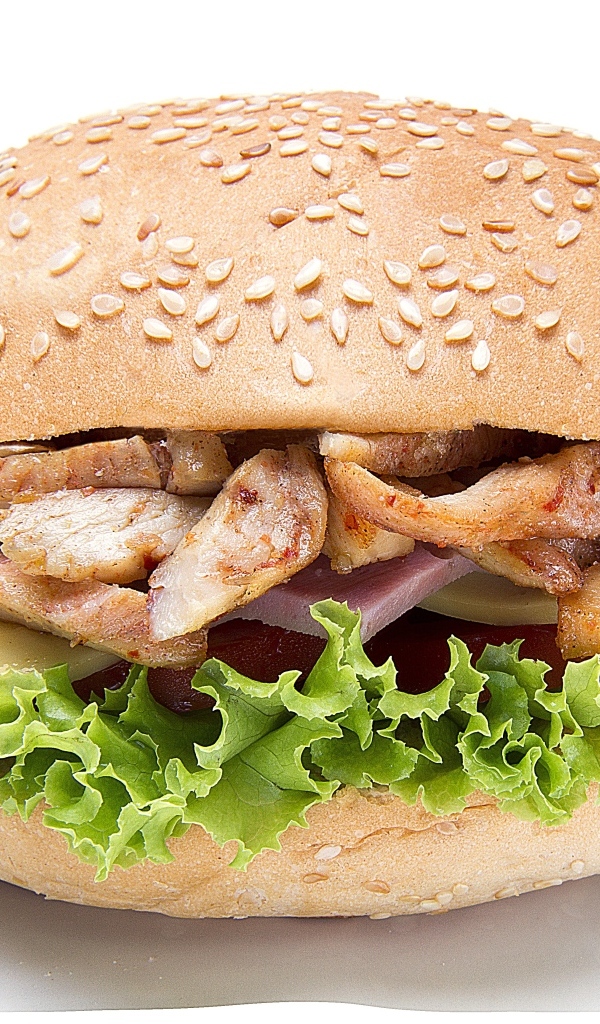 Большой сочный гамбургер с курицей на белом фоне