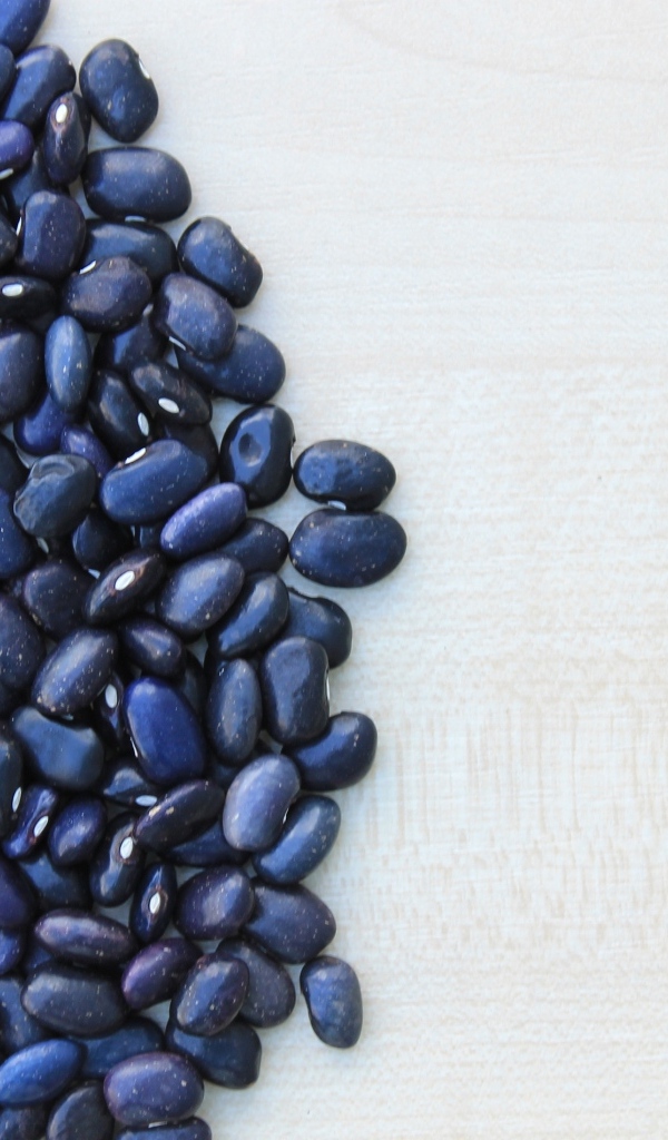Черная фасоль на столе