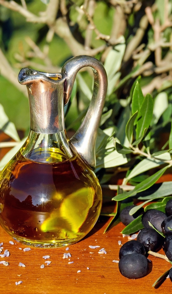 Черные оливки в маслом на столе