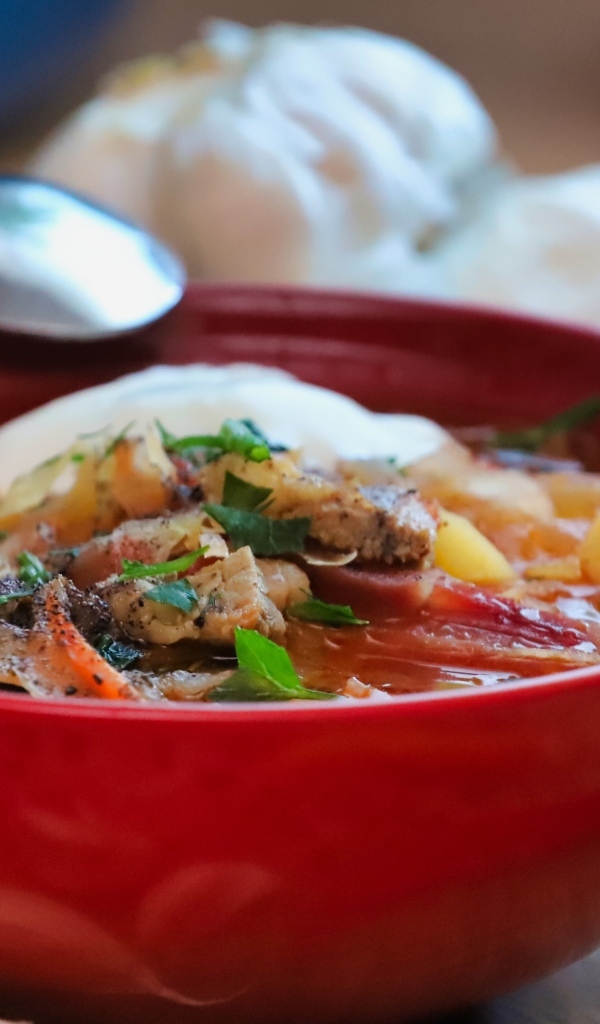 Борщ с мясом на столе с чесноком