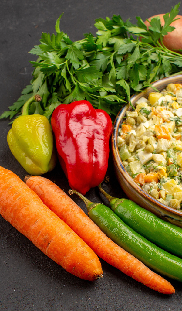 Миска салата с овощами на столе