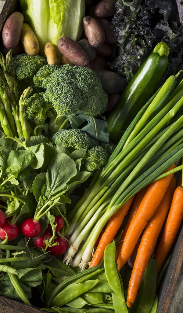 Ящик со спелыми овощами и зеленью