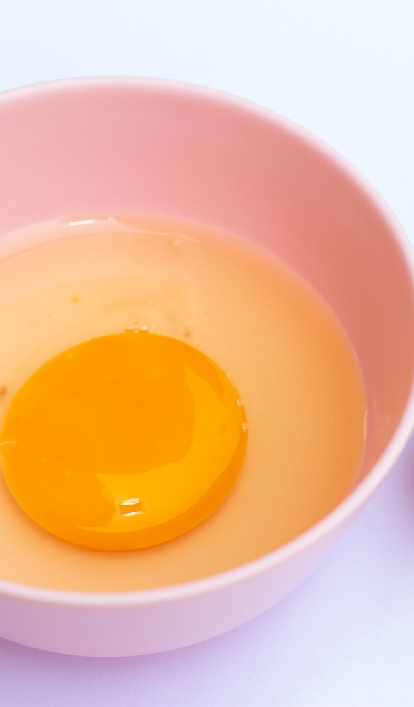 Разбитое яйцо на столе со скорлупой