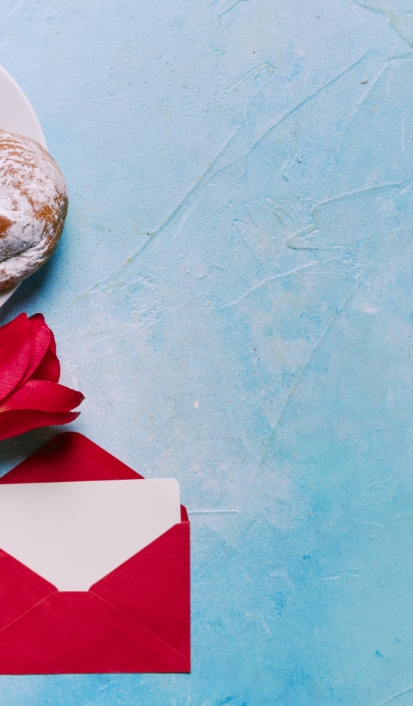 Булочки, кофе, тюльпан и письмо на голубом фоне