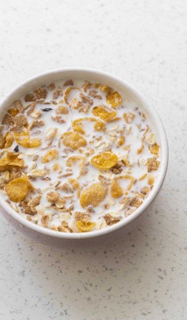 Хлопья с молоком в тарелке на завтрак