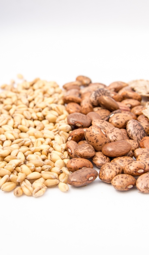 Хлопья и фасоль на белом фоне