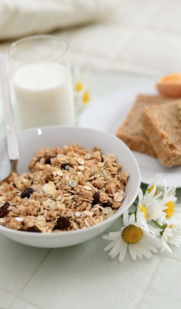 Хлопья с молоком и хлебом на столе