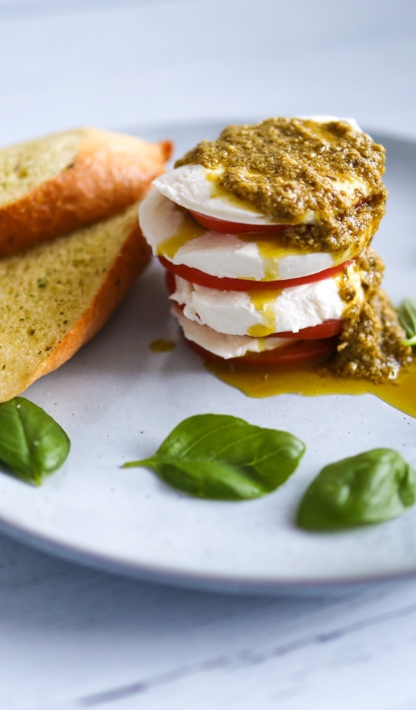 Сыр с помидорами и гренками на тарелке