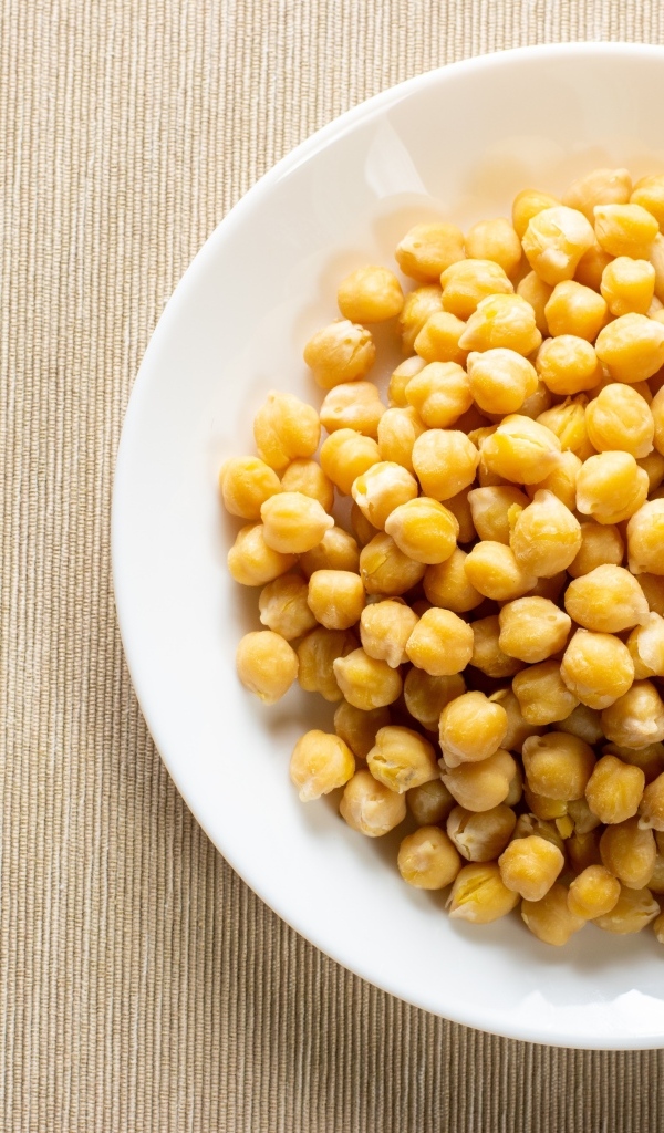 Нут с рисом на большой белой тарелке