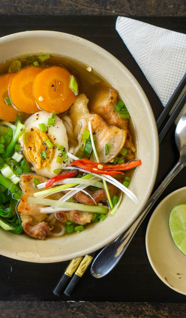 Китайский суп с овощами на столе