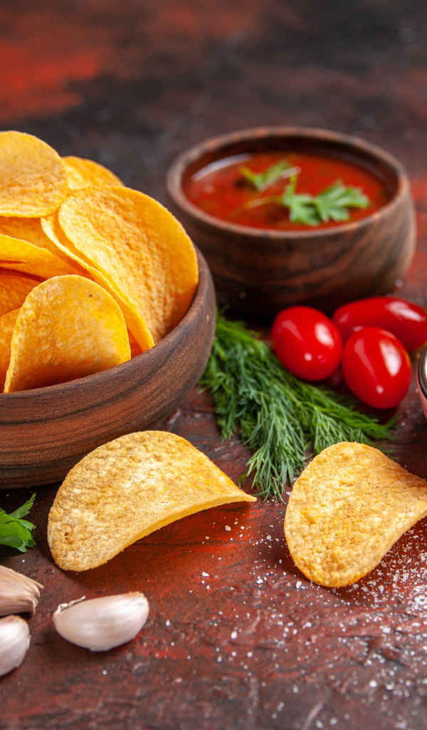 Чипсы на столе с перцем и соусом