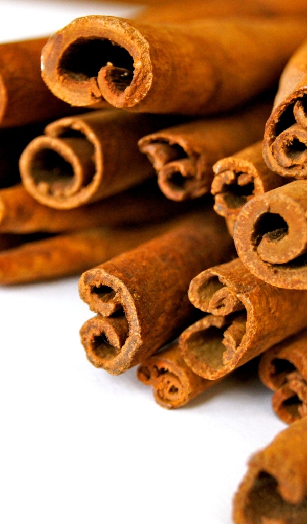 Корица на белом фоне вблизи