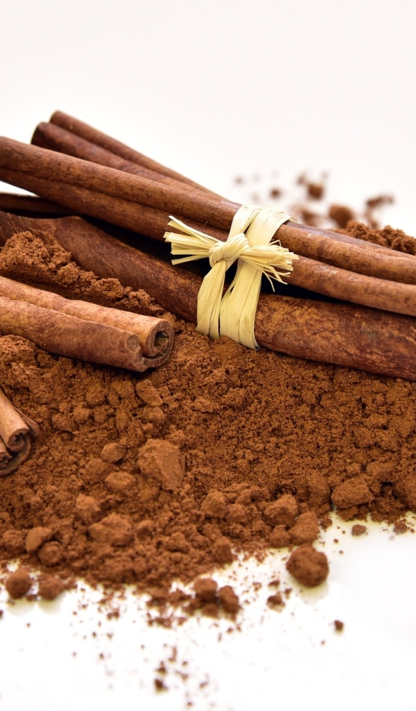 Корица с порошком на белом фоне 