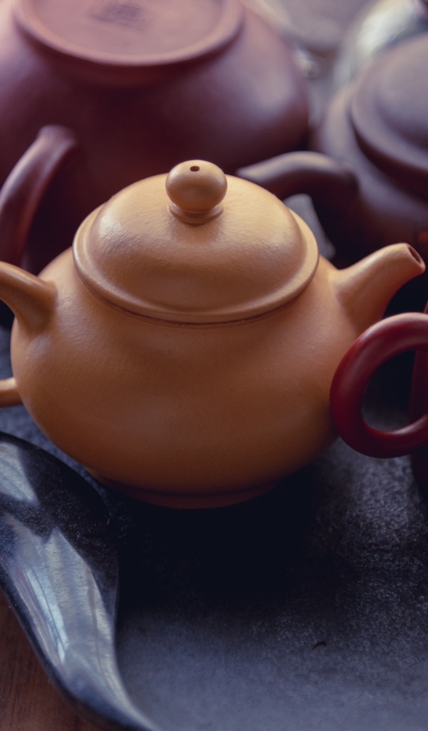 Глиняные чайники стоят на столе