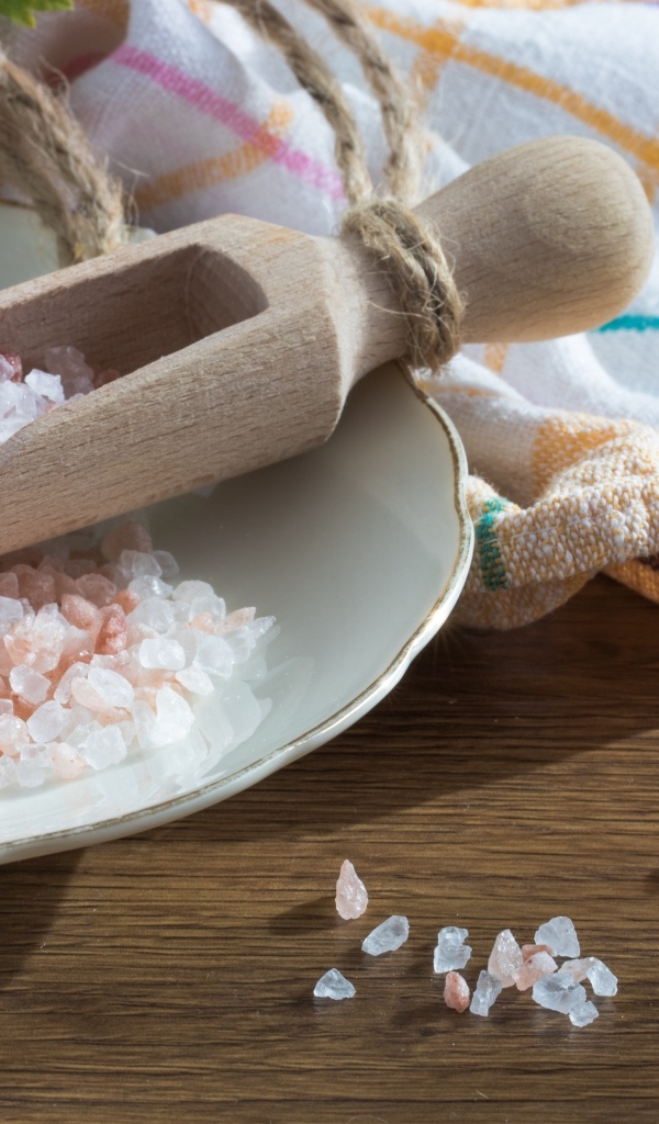 Крупная соль на тарелке на столе