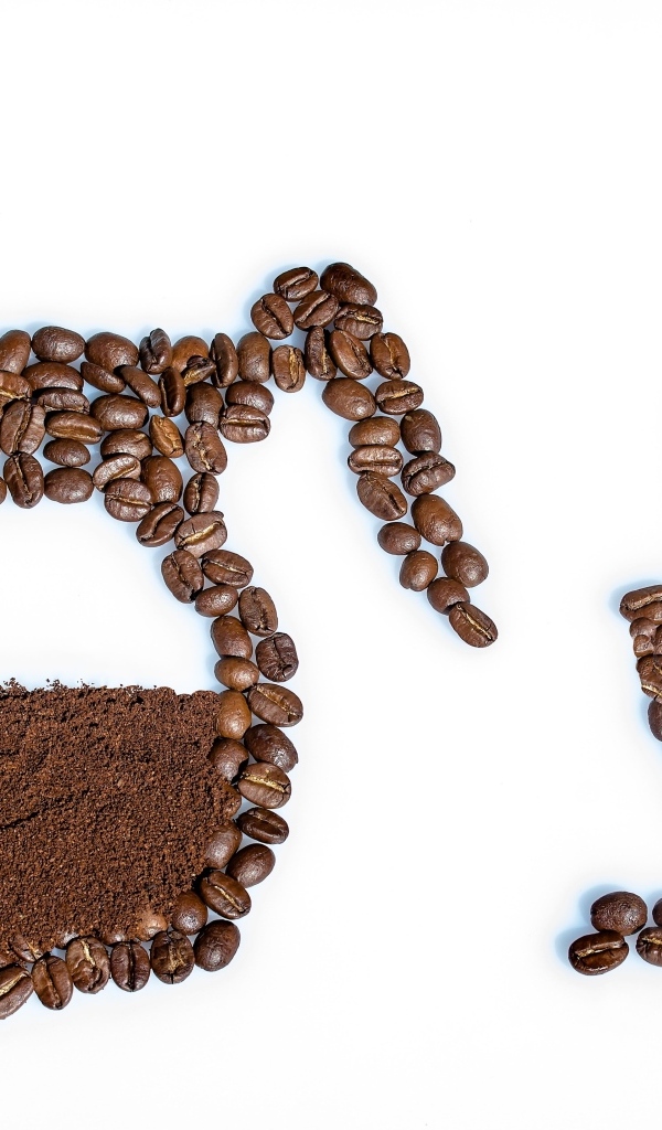 Креатив из кофейных зерен на белом фоне