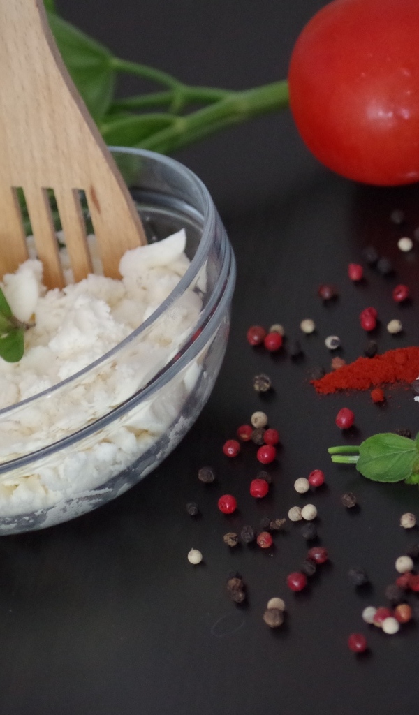 Творог на столе с петрушкой и помидорами