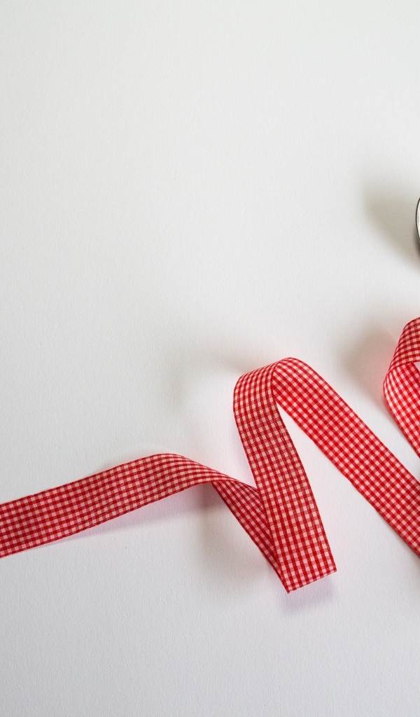 Столовые приборы перевязаны лентой на сером фоне