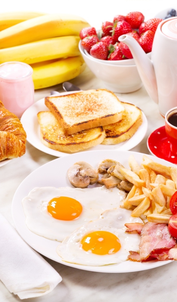 Вкусный сытный завтрак на столе