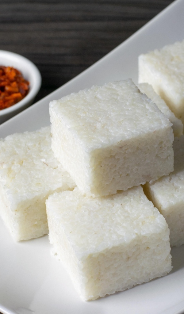 Десерт на большой белой тарелке на столе 