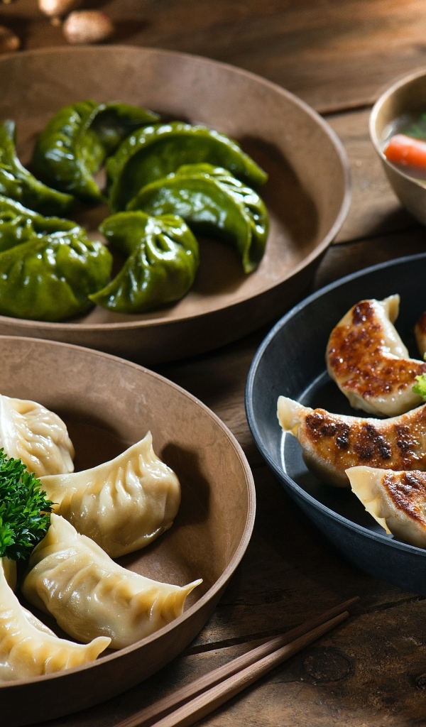 Вареники в мисках на столе