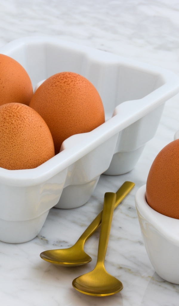 Яйца на столе с ложками