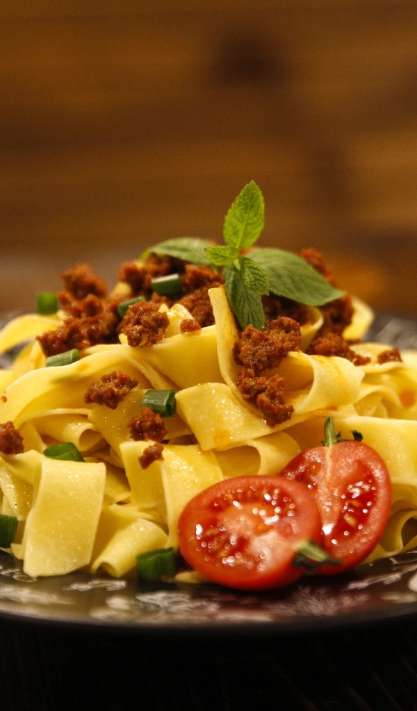 Феттучини с помидорами и фаршем