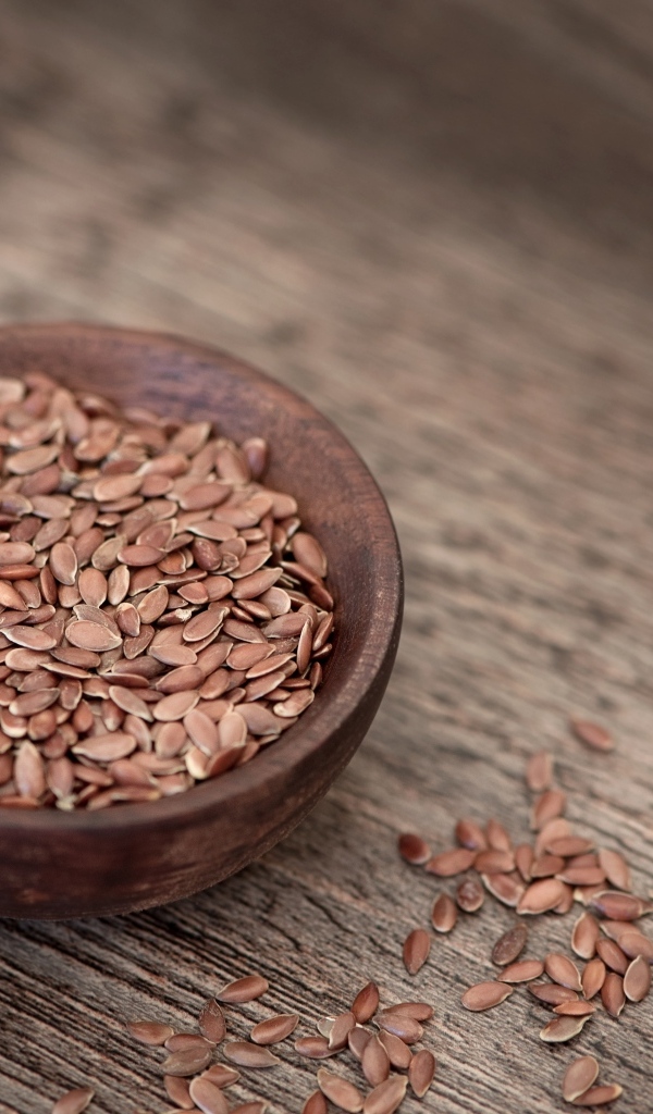 Льняные зерна на сером столе