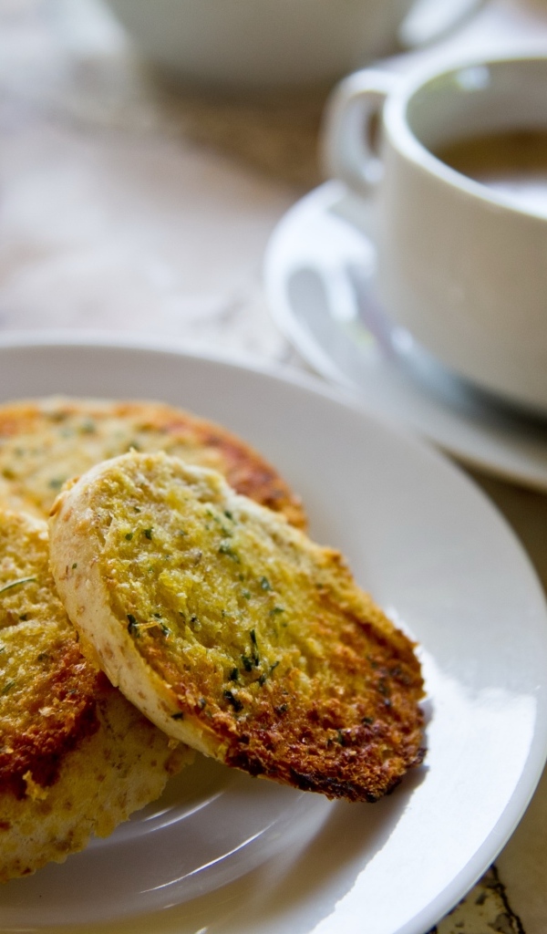 Ароматные чесночные гренки на тарелке на завтрак