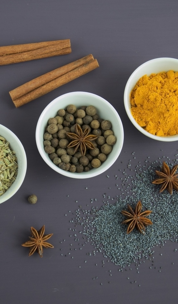 Ароматные специи на сером столе