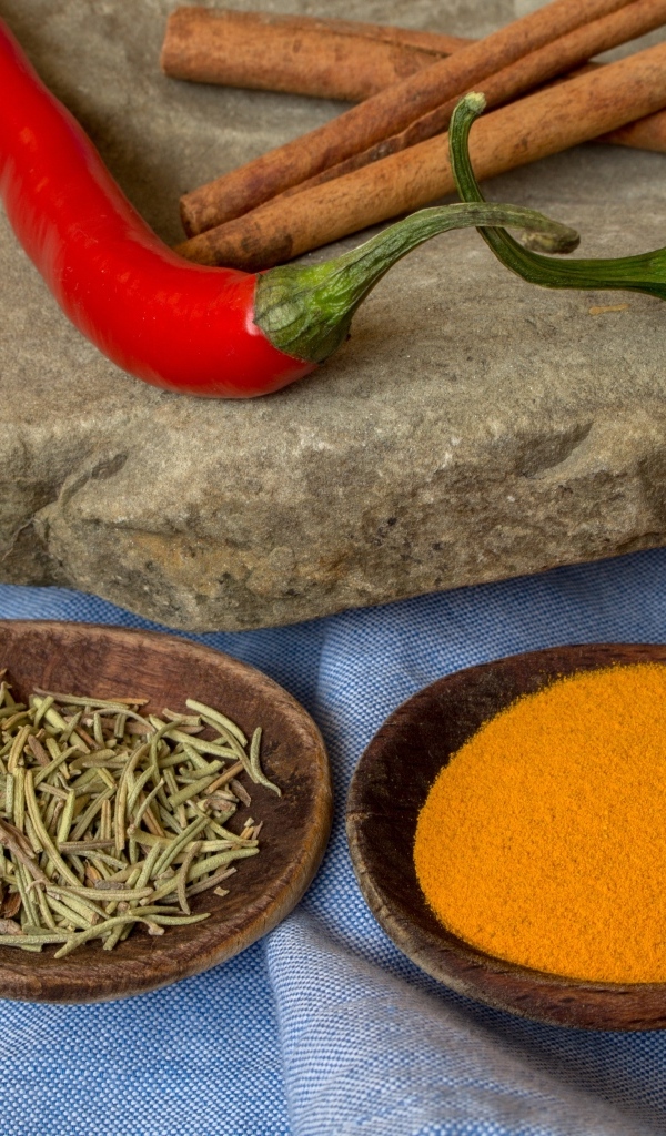 Ароматные специи с красным перцем и корицей на столе