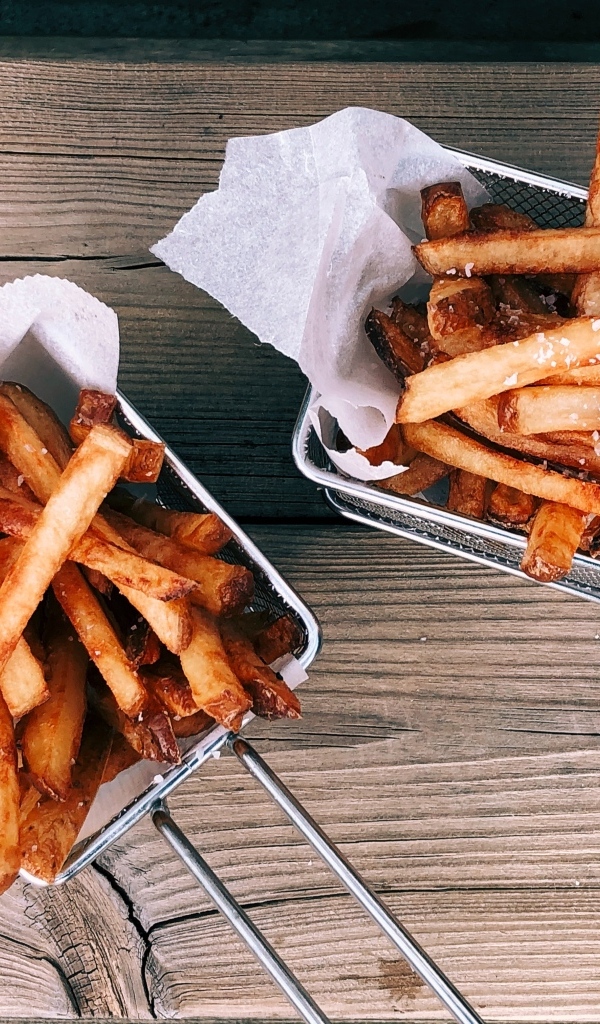 Картофель фри в сетке на столе