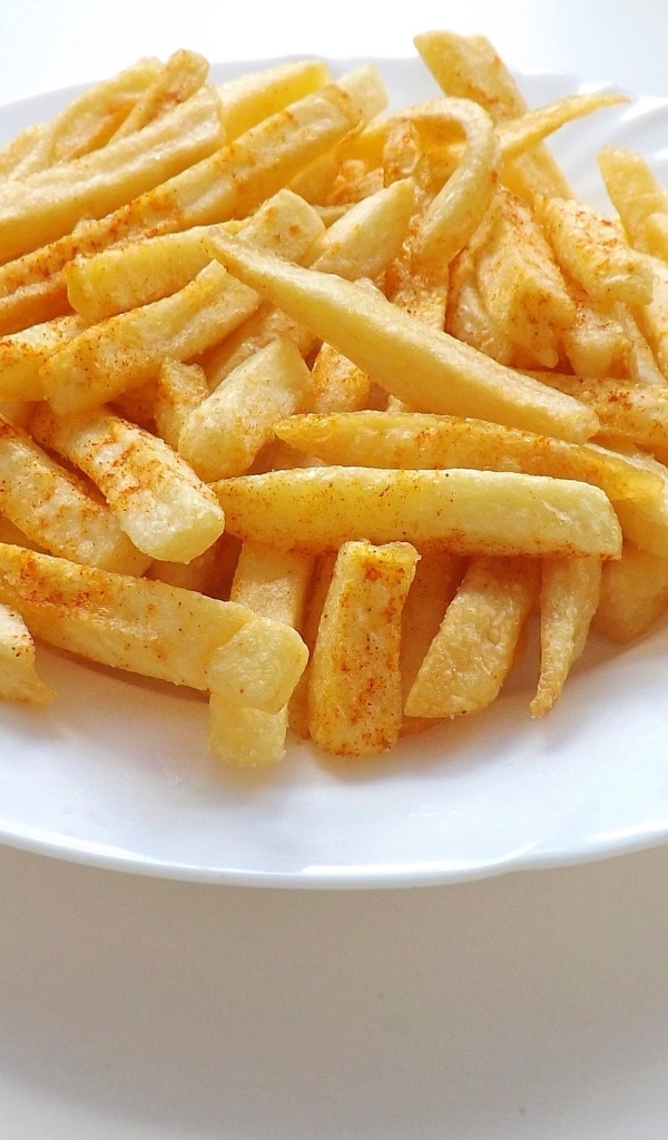 Картофель фри на большой белой тарелке