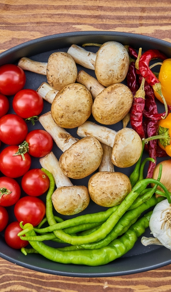 Свежие аппетитные овощи в большой сковороде 