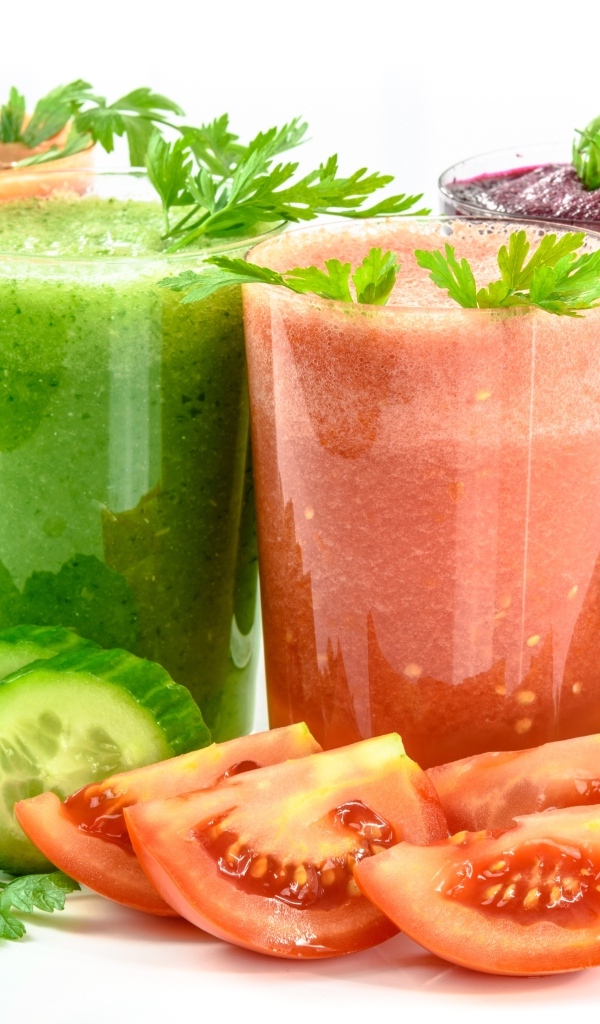 Свежие полезные коктейли с овощами на белом фоне