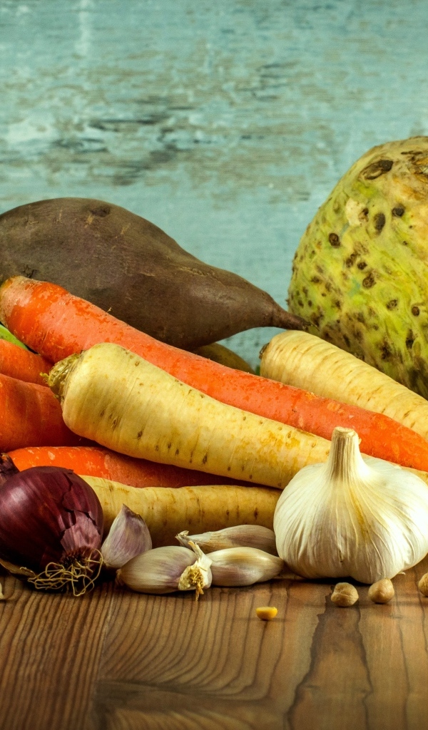 Свежие корнеплоды лежат на столе