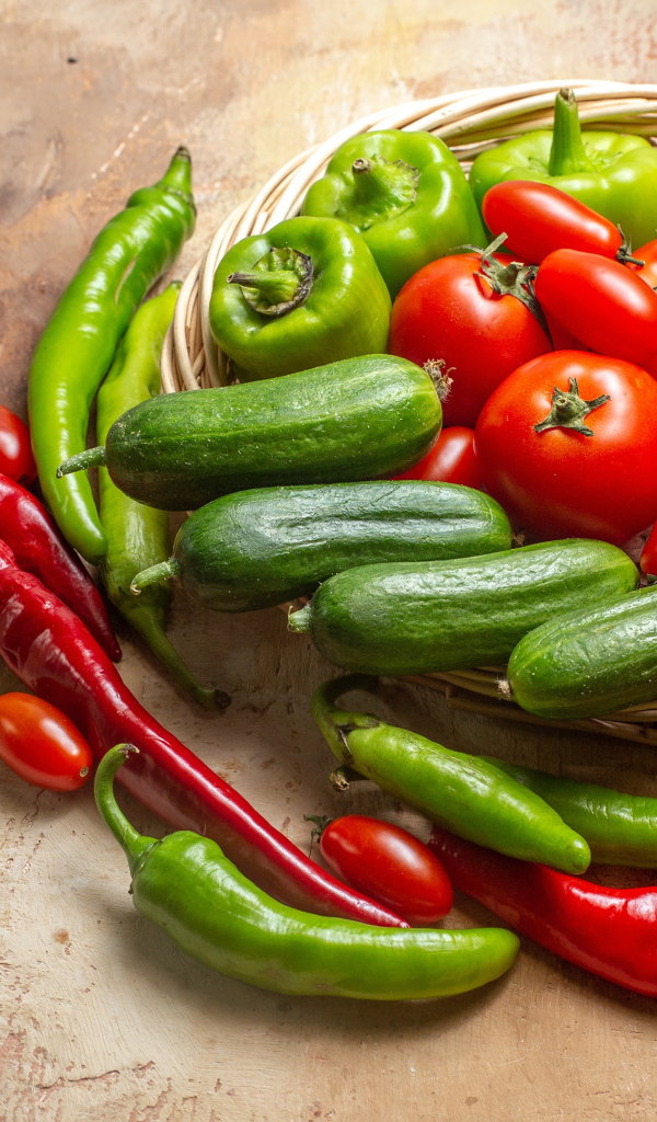 Свежие помидоры, огурцы и перец на столе