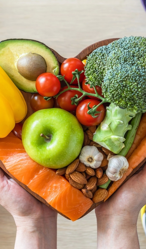 Свежие овощи и рыба для правильного питания