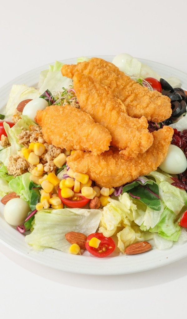 Салат с жареной курицей на сером фоне