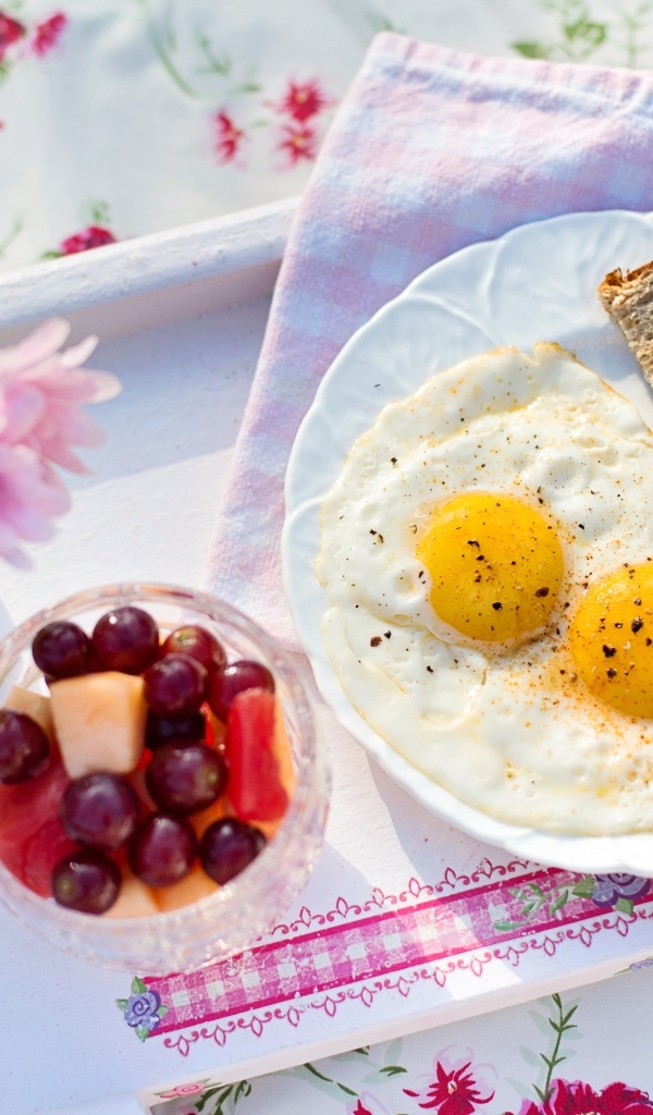 Яичница глазунья на тарелке с хлебом