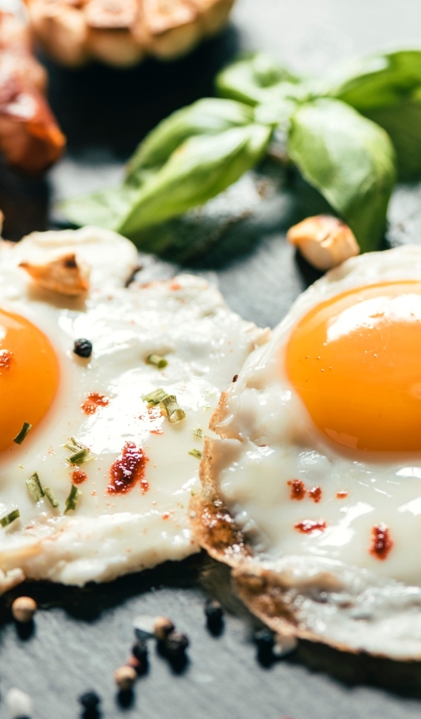 Яичница глазунья с базиликом