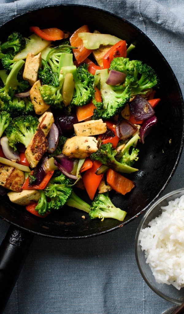 Жареные овощи на столе с рисом