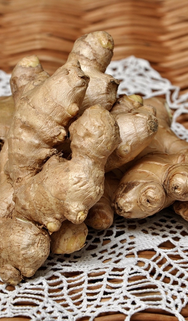 Корень имбиря на салфетке на столе