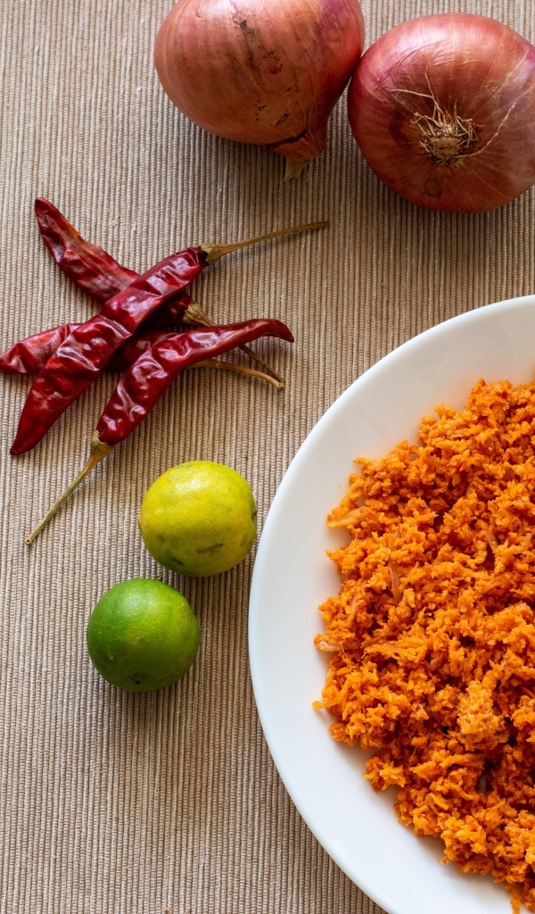 Тертая морковь на тарелке с овощами